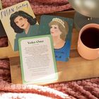 "Susan Sontag", "Yoko Ono", "Princes...", "Künstlerin", "Kunst und Kreativität". Drei Karten mit Frauenporträts. Tasse mit Getränk.