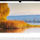 Text: „Farbenfroh wurde der Oktober verabschiedet. Ruhiges Wetter herrschte Ende Oktober mit Blick zur Insel Reichenau und dem Säntis. Die warmen Sonnenstrahlen strahlten gemeinsam mit den gelben Blättern um die Wette.“

Darunter ist ein Kalender für Oktober 2021 mit Datumsangaben.

Die Szene zeigt einen ruhigen See, bunte Herbstbäume und ein fernes Dorf.

Ein Gebäude mit spitzem Dach ist sichtbar, und im Hintergrund sind Berge.