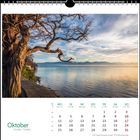 Kalenderblatt für Oktober mit Herbstlandschaft, Baum am Seeufer, Berge im Hintergrund.