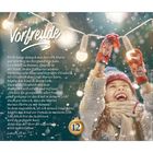 Text: „Vorfreude... Lukas 1,39-45“. Mädchen in Winterkleidung lacht, hält Lichterkette. Schneefall, bunte Handschuhe.