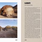 DJIBOUTI  
Bouh Mohamed Waiss  

Links: Zwei traditionelle afrikanische Hütten mit Strohdächern und Steinmauern in Wüstenumgebung.