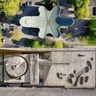 Text am Rand: „Sakralarchitektur der Moderne 225“. Oben: Gebäude mit einem welligen Dach, darunter Betonkunstwerk.