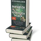 Text: "Peter Wohlleben - Bakterien: Die heimlichen Helden. Wie sie uns Menschen prägen und die Natur beeinflussen."  
Vier gestapelte Bücher.