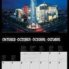 Oktober auf Deutsch, Englisch, Französisch, Spanisch; darunter Kalenderdaten. Bild zeigt buntes Gebäude mit Turm.