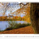 "Oktober" und Kalendarium am unteren Rand. Herbstlandschaft mit Baum, See und Kirche im Hintergrund.