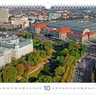 Kalenderblatt mit Datumsauswahl unten, Oktober hervorgehoben. Hauptbahnhof Leipzig mit rotem Dach, umgeben von Stadtansicht.