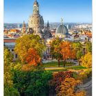 "Frauenkirche umgeben von Herbstfarben" steht unten. Kalenderseite für Oktober mit herbstlicher Stadtansicht.