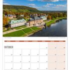 Kalender für Oktober mit Foto von Schloss und Park Pillnitz, umgeben von Herbstbäumen und einem Fluss.