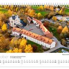 "Oktober", Feiertage: "Tag der Deutschen Einheit", "Reformationstag". Luftaufnahme von Wasserschloss Klaffenbach im Herbst.