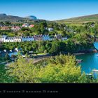 Kalenderseite von September 2027. Portree, Isle of Skye. Malerisches Küstendorf mit bunten Häusern und Booten im klaren Wasser.