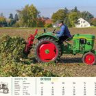 DEUTZ F1L 712, Oktober 2027. Ein grüner Traktor fährt über ein Feld, der Fahrer trägt eine Mütze. Kalender unten.