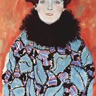 Eine Malerei zeigt eine Person mit dunklen Haaren und einem schwarzen Kragen. Der Hintergrund ist rot, mit blauer Kleidung.