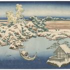 Vertikale japanische Schriftzeichen oben rechts. Schneebedeckte Landschaft mit Boot, Bäumen und kleinen Gebäuden am Wasser.