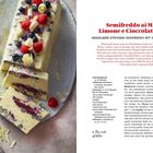 Semifreddo ai Mirtilli, Limone e Cioccolato Bianco. Heidelbeer-Zitronen-Semifreddo mit weißer Schokolade. Dessert mit Beeren.