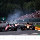 "OKTOBER", Rennwagen auf einer Strecke, Trümmer fliegen, Zuschauer im Hintergrund. Kalender am unteren Rand.