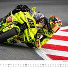 Auf dem Bild ist Oktober 2021 zu sehen, mit einem Motorradfahrer in gelber Schutzkleidung und Helm in einer engen Kurve.