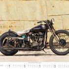 Kalenderblatt Oktober, unten Datum in Tabelle. Alte Harley-Davidson vor beiger, rostiger Wand.
