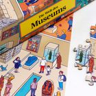 „Die Welt des Museums“. Illustration eines Museums mit Figuren, Exponaten und Puzzleteilen.