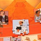 Illustration: Drei Zeichnungen von Personen, Sphinx und Pyramiden im Hintergrund. Es fehlen einige Puzzleteile.