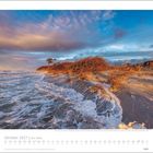 Oktober 2027 | Am Meer. Herbstlandschaft mit Wellen am Strand, goldene und rote Farbtöne im sandigen Dünenbereich.