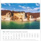 10 | 2027, Ostseeküste, Kalender mit einem Bild der Kreidefelsen an der Küste, grünliches Wasser und blauer Himmel.