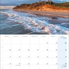 Kalender für Oktober 2027. Bild eines Strandes mit Wellen und Bäumen im Sonnenuntergang.