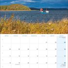 Kalenderblatt Oktober 2027 mit einem Fischerboot auf einem Gewässer, umgeben von Schilf und Hügeln unter bewölktem Himmel.