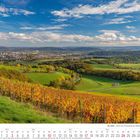 Kalendermonat Oktober 2027, Landschaftsfoto von der Eifel im Herbst mit buntem Laub und weiten Feldern unter blauem Himmel.