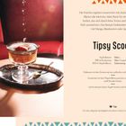 "Tipsy Scoop" Rezept für ein Erdbeer-Sorbet mit Tequila, präsentiert in einer eleganten Coupe auf einem Tablett.