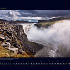 08 August. Ein Wasserfall in einer felsigen Landschaft unter bewölktem Himmel. Darunter ein Kalender für den Monat.