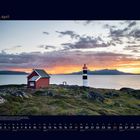 04 April. Kalender mit Leuchtturm und roter Hütte vor Sonnenuntergang an einer felsigen Küste.