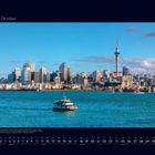 10 Oktober, Skyline von Auckland mit Skytower, Boote auf dem Wasser im Vordergrund, sichtbare Stadtgebäude.