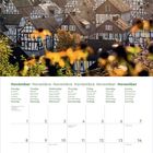 Kalenderblatt für November. Wochenbeginn: Montag. Idyllische Fachwerkhäuser vor herbstlichem Wald im Hintergrund.