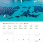 Kalenderblatt für August 2027 in mehreren Sprachen, zeigt Küste mit blauem Wasser und Booten.