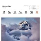 Dezember 2027 Kalender mit Woche 50; Tage von 13 bis 19 hervorgehoben. Bild eines schneebedeckten Berges in Nebel. Annapurna, Nepal.