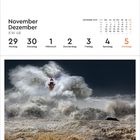 Kalender für November/Dezember 2027. Bild eines Leuchtturms in riesigen Wellen, Farolim de Felgueiras, Porto.