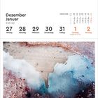 Kalender mit Dezember/Januar-Daten. Bild: Eiffelturm spiegelt sich in einer Pfütze. Ort: Paris, Frankreich.