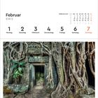 Februar KW 5, 1 Montag, 2 Dienstag, ... 7 Sonntag. Kalender mit Tempelruine Ta Prohm, Bäume umschlingen Steineingang.