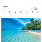 August, KW 31. Kalenderwoche: 2. bis 8. August. Darunter ein Strand mit klarem Wasser und Palmen (Malediven).