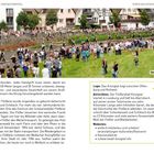 Texte: "Das Floß muss um die Kurve", "Lage: Das Kinzigtal liegt zwischen Offenburg und Rottweil", "Aktivitäten: Der Flößerpfad Kinzigtal startet in Lossburg und hält bis Alpirsbach..."

Das Bild zeigt eine große Menschenmenge, die ein traditionelles Flößereignis an einem Fluss beobachtet. Es gibt mehrere Männer in traditioneller Tracht, die ein Floß im Fluss lenken. Im Hintergrund sind Häuser und zahlreiche Zuschauer auf einer Mauer zu sehen. Rechts ist ein grünes Feld mit weiteren Menschen.