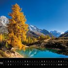 Eine Herbstlandschaft in den Alpen mit gelbem Baum am türkisblauen See. Kalender für Oktober; Wochenbeginn Sonntag.