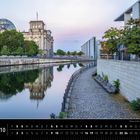 Berlin, 10. Regierungsviertel mit Reichstagsgebäude. Kalenderansicht mit einem Bild am Spreeufer, Bäume und Gebäude spiegeln sich.