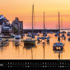 Text: "Sonnenuntergang über dem Hafen von Le Conquet, Finistère." Segelboote im ruhigen Hafen, orangefarbener Himmel.