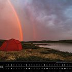 "Doppelter Regenbogen über der endlosen Tundra Nunaviks (Québec)." Rotes Zelt auf Wiese, See, dramatischer Himmel.