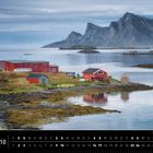 "Lofoten 10" und Kalender für Oktober. Rote Häuser am Ufer, ruhiges Wasser, Berge im Hintergrund, bewölkter Himmel.