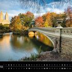New York, 10. Blick auf Bow Bridge mit herbstlichen Bäumen und ruhigem Wasser im Central Park, Gebäude im Hintergrund.