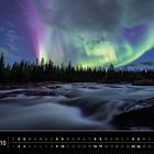 Kalender mit Nordlichtern über einem Fluss und Bäumen, Oktober eingetragen.
