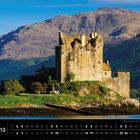 Schottland 10. Kalenderansicht unter einem Schloss auf einer Insel, umgeben von Wasser und Bergen im Hintergrund.