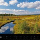 Text: Schweden 10, See östlich von Storlien. Kalender mit Landschaft: Fluss, Wiese, Bäume, blauer Himmel mit Wolken.