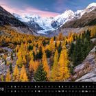 Kalender mit Oktober und der Schweiz. Herbstlandschaft mit bunten Bäumen, Bergen und Gletscher in der Ferne.